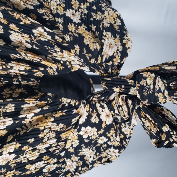 Blu Pepper Black and Cream Short Sleeve Floral Tie Back Pleated Top  SZ L - NWT - Picture 7 of 10